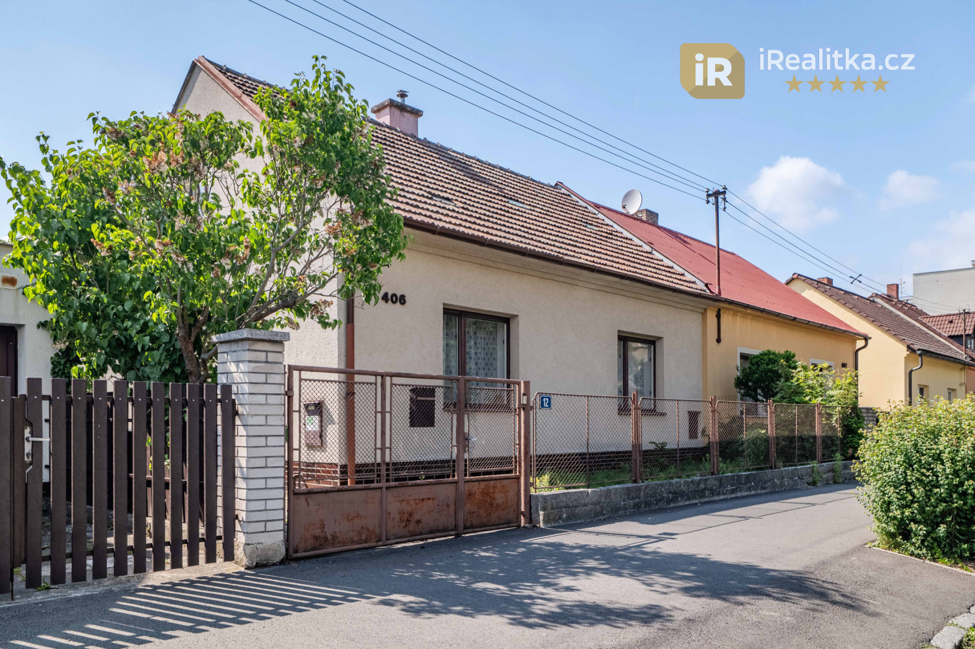 Prodej rodinného domu s půdou, garáží, skladovacími prostory a zahradou - Hradec Králové, ul. Brožíkova