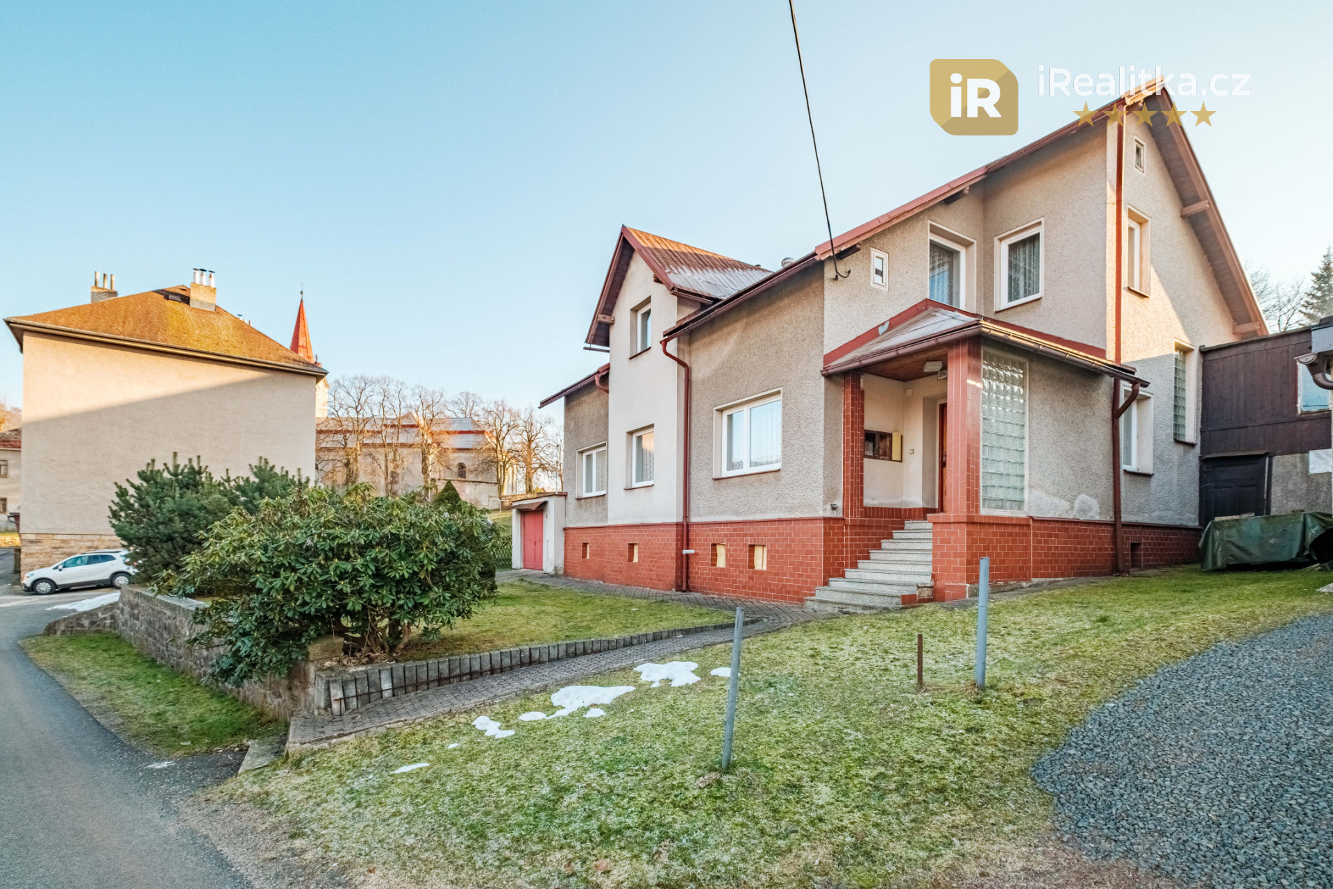 Prodej rodinného domu 7+1 s půdou, sklepem, bazénem, pergolou, kůlnou, zahradním domkem a pozemkem 1.927 m2