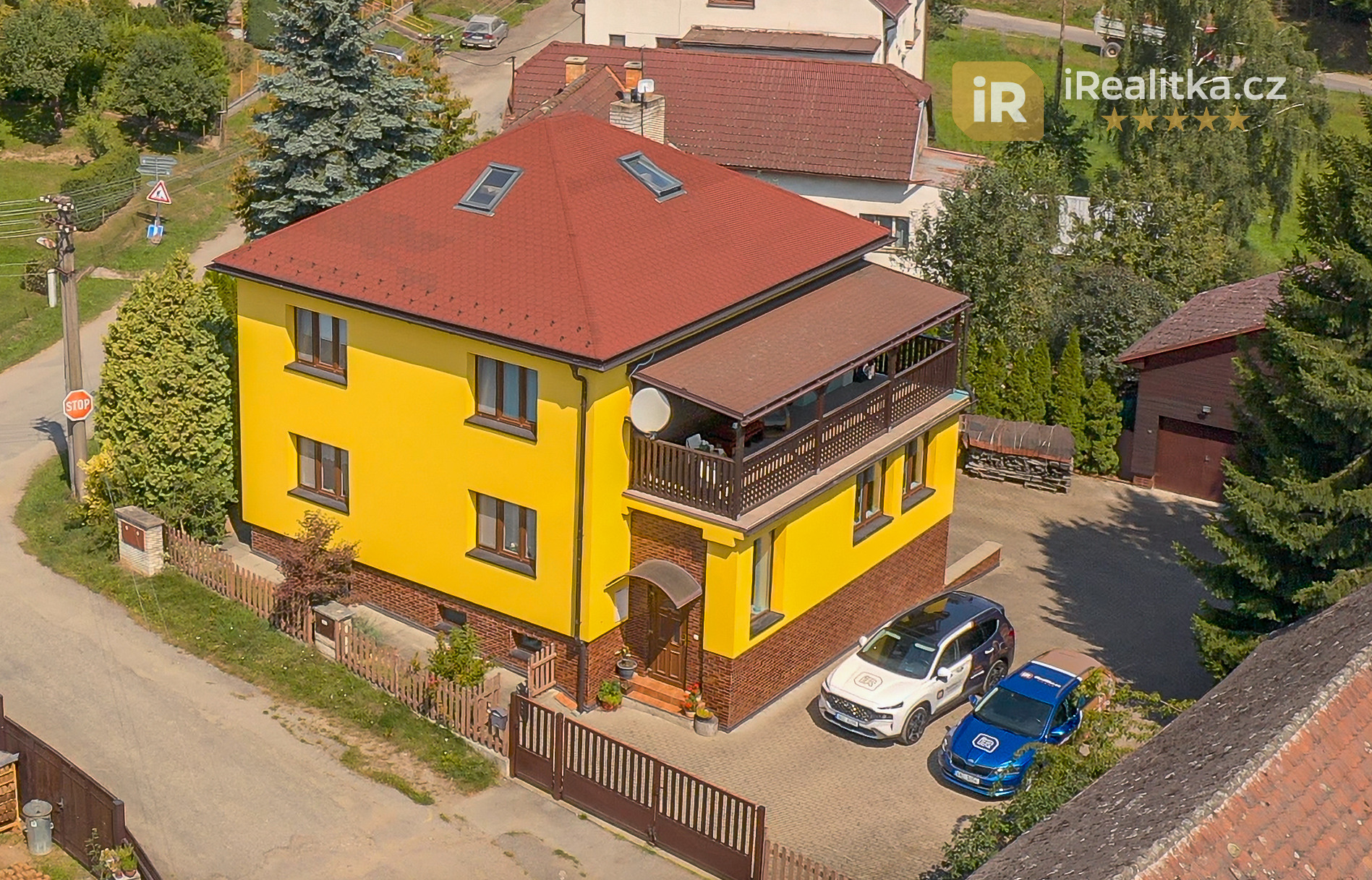 Prodej velkého rodinného domu s terasou, půdou, garáží, pergolou, zahradním domem a obrovskou zahradou - Lučice, okr. Havlíčkův Brod