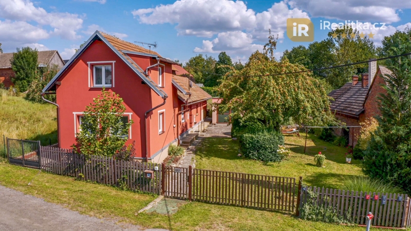 Prodej rodinného domu s půdou, garáží, technickými prostory a krásnou zahradou, Volanice - Jičín
