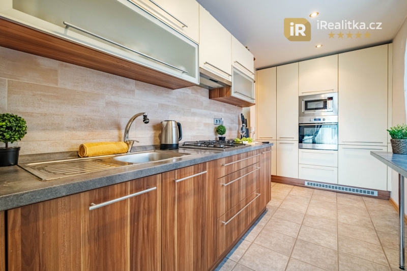 Prodej prostorného bytu 3+1 s velkou zasklenou lodžií, Praha - Hostivař